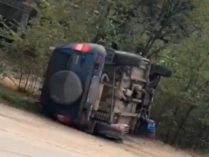 От мощного столкновения машина перевернулась