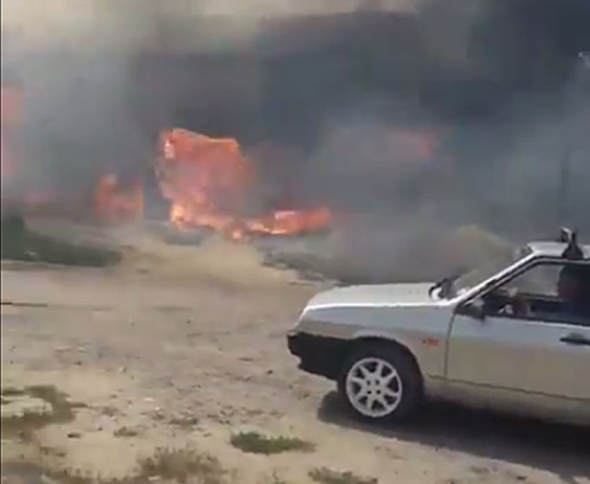 На видео попало, как в ГСК «Лада» Волжского гаражи горели вместе с машинами 