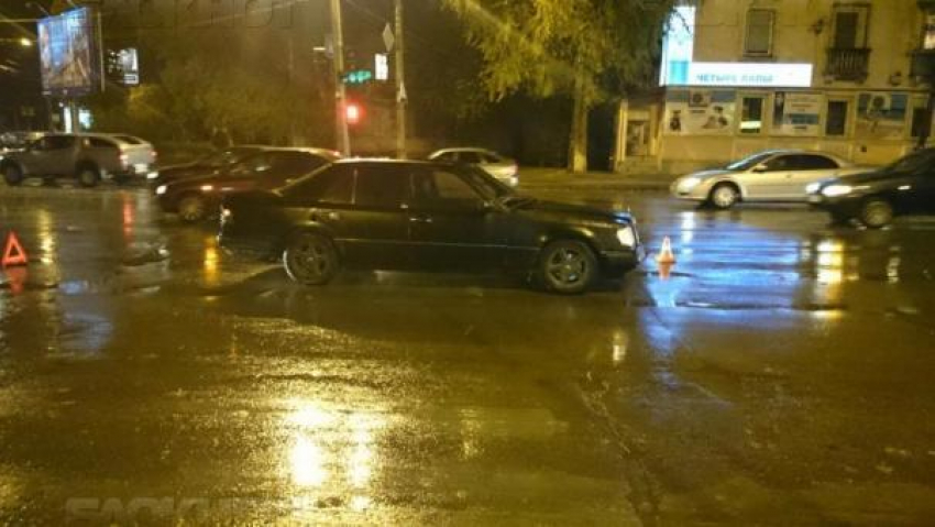 Неопытный водитель на Mercedes переехал женщину в центре Волгограда