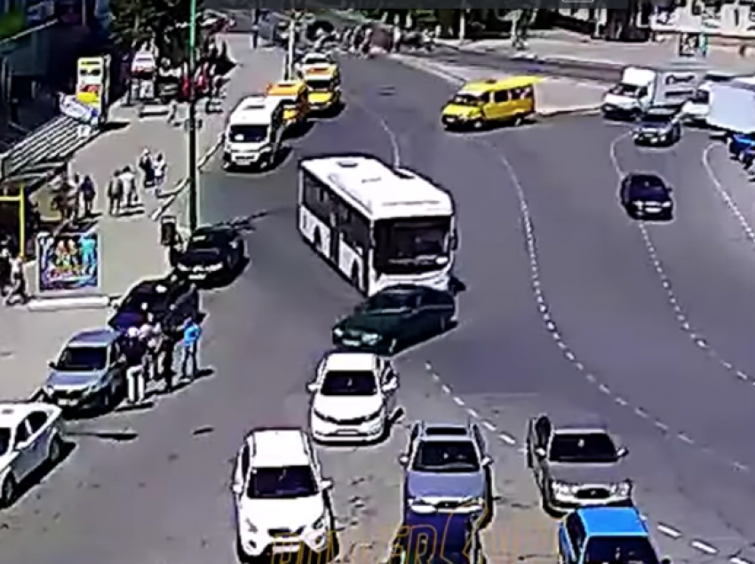 "Вин Дизель» на иномарке подрезал пассажирский автобус в Волжском
