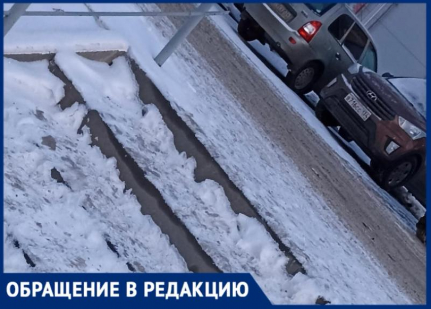 «Ноги можно переломать»: жители Волжского жалуются на ледяные тротуары в 28 микрорайоне