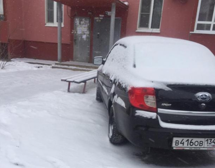 Владелец автомобиля паркуется в Волжском на клумбе
