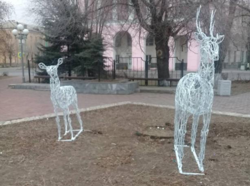 Новогодний вандализм: среди ночи в Волжском украли светящегося олененка