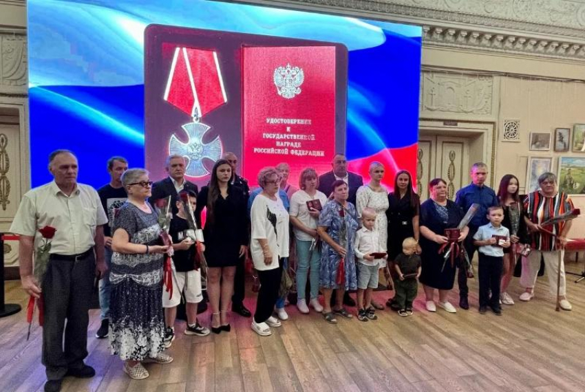 В Волжском родным героев СВО передали ордена Мужества