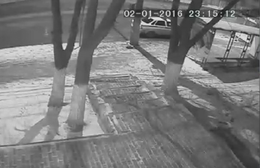 На севере Волгограда женщина угодила под троллейбус на остановке