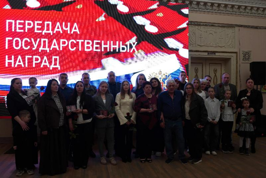 «Их мужество останется в веках»: в Волжском родственникам погибших героев СВО вручили ордена и медали