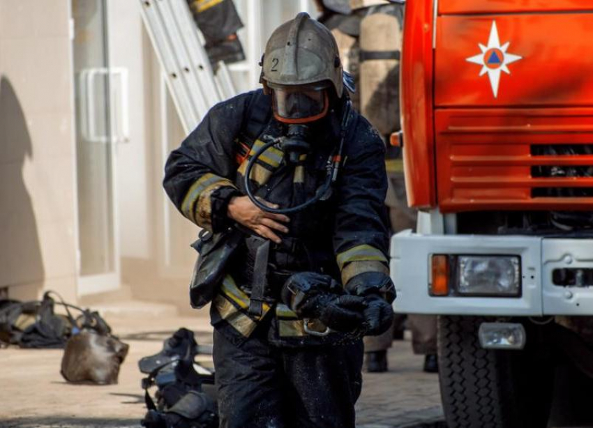 Под Волжским случился пожар: в деревянном доме полыхали полы