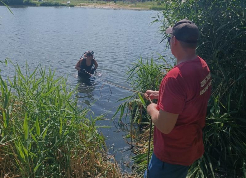 Мужчина утонул в городском пруду, не доплыв до берега в Котово