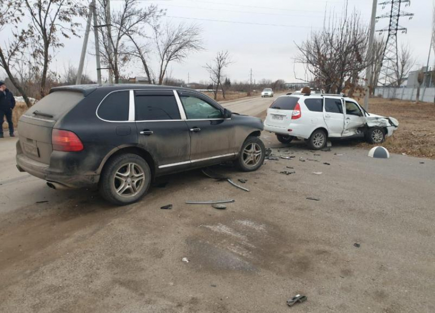 «Приорой» разбил Porsche: волжанин за рулем Lada получил травмы