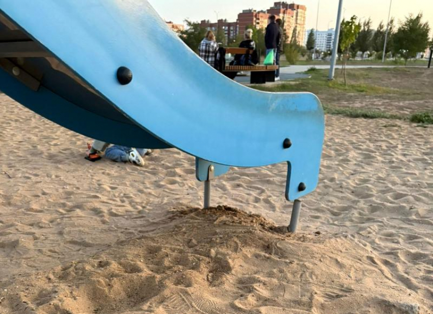 «Дети могут изувечиться», - волжанка о детской горке в парке «Солнечный»