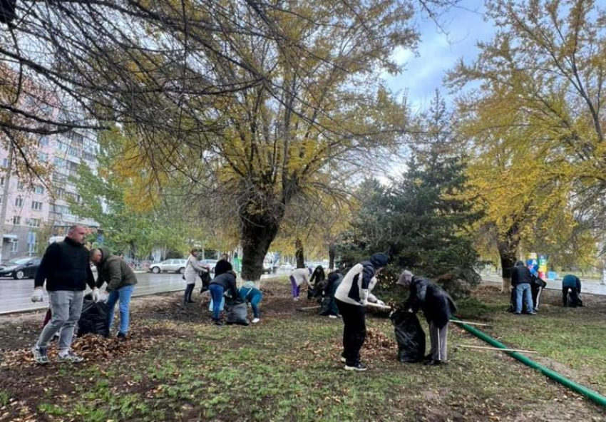 В Волжском навели порядок на проспекте Ленина: собрано 240 мешков мусора