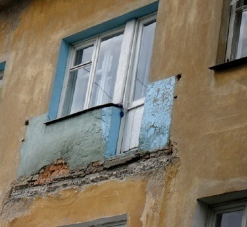 Под Волгоградом обрушился балкон с людьми: 1 погиб