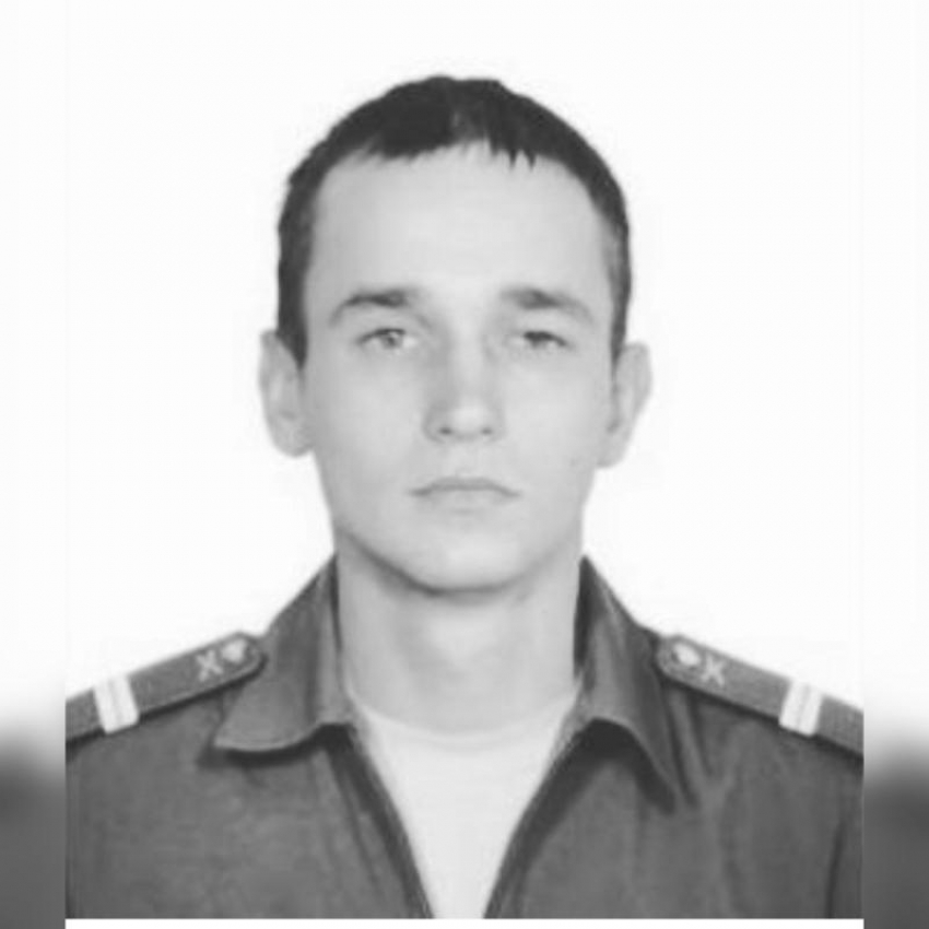 Игорь Воронин почтил память погибшего солдата из Волжского