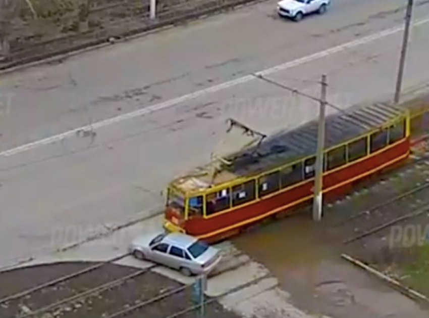 Автомобилист выехал на пути под трамвай в Волжском