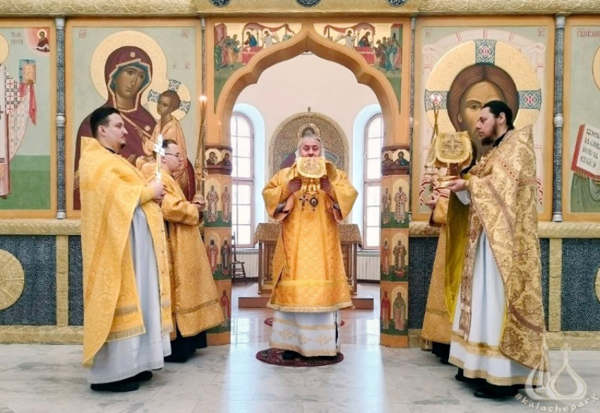 В соборе Волжского епископ Иоанн совершил литургию