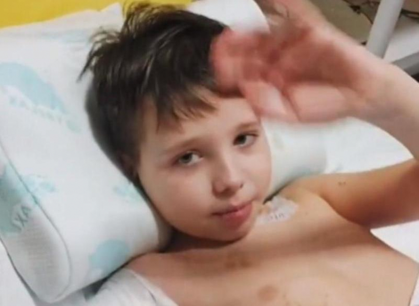 «С такими обширными травмами в отделении не справится»: мальчика, потерявшего руку и ноги снова перевели в реанимацию