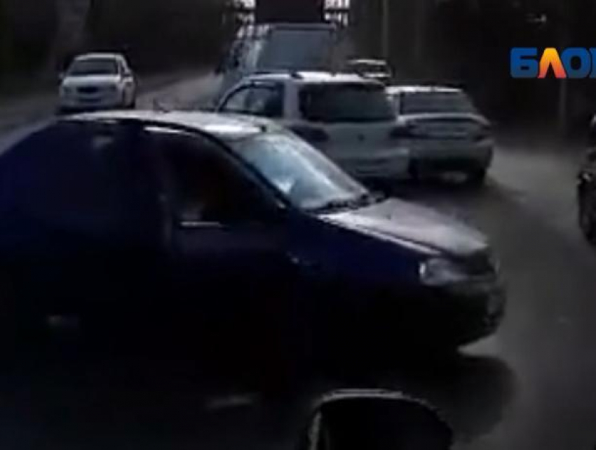 На трассе «Волжский-Быково» водители встали в пробке из-за ДТП