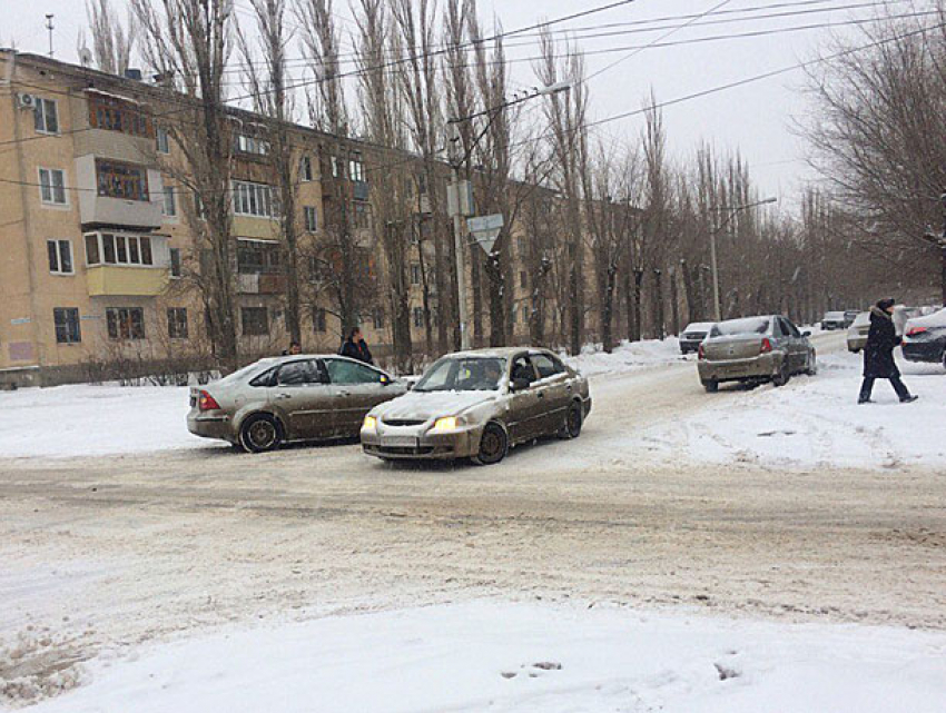 Февральские снегопады в Волжском: скользкие улицы, иномарки целуются