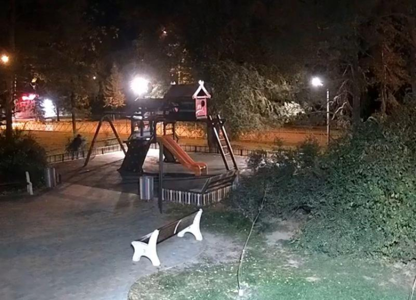 В Волжском похитительница качелей подбросила их обратно в сквер: видео