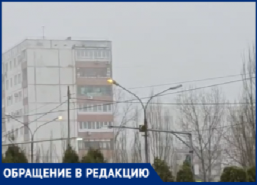 «За чей счет банкет?»: волжанка сняла на видео горящие среди бела дня фонари в 25-м микрорайоне