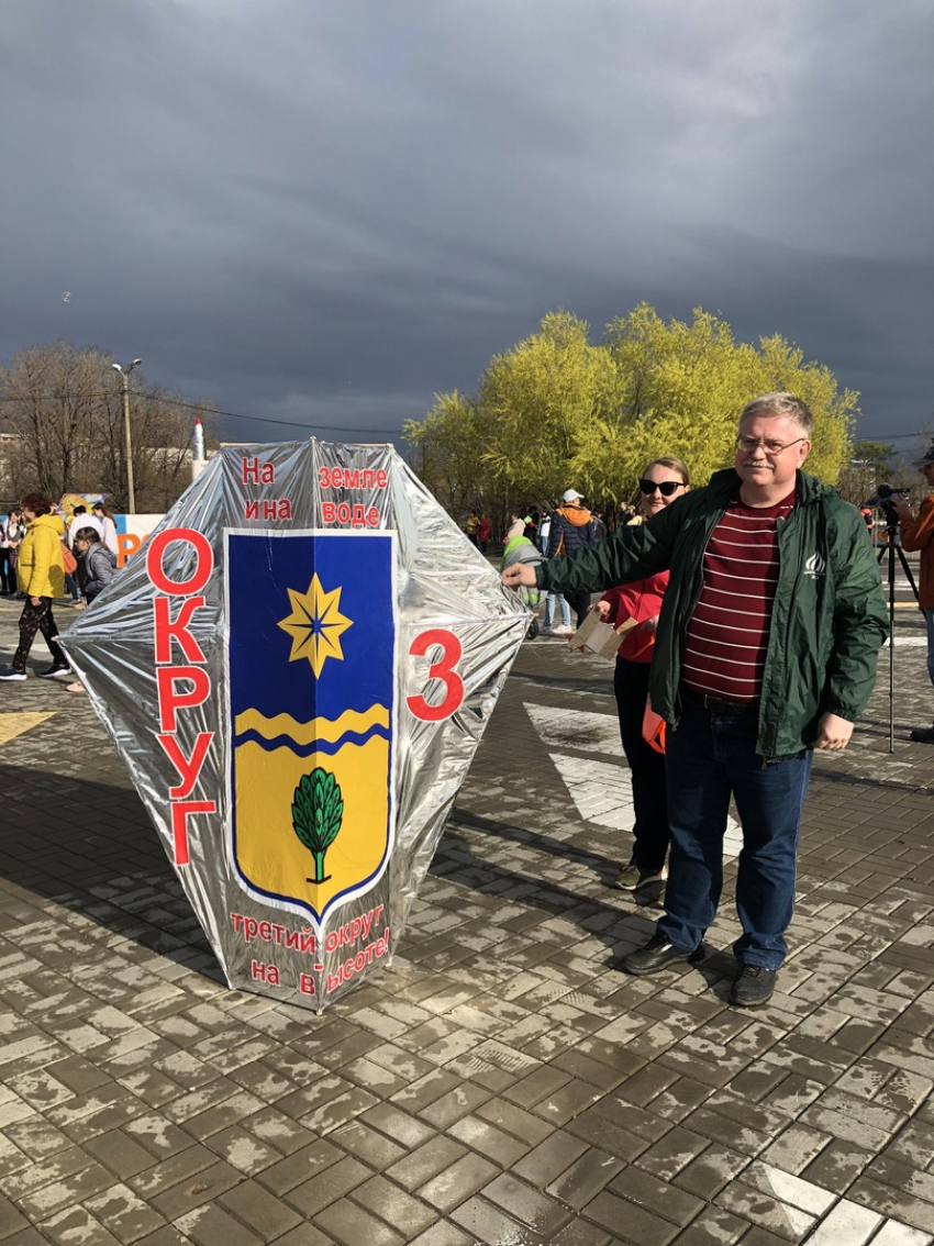 Пролетели на параплане с флагом России: как в Волжском прошел фестиваль воздушных змеев