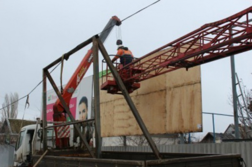 В Волжском демонтируют еще 33 незаконных рекламных конструкции