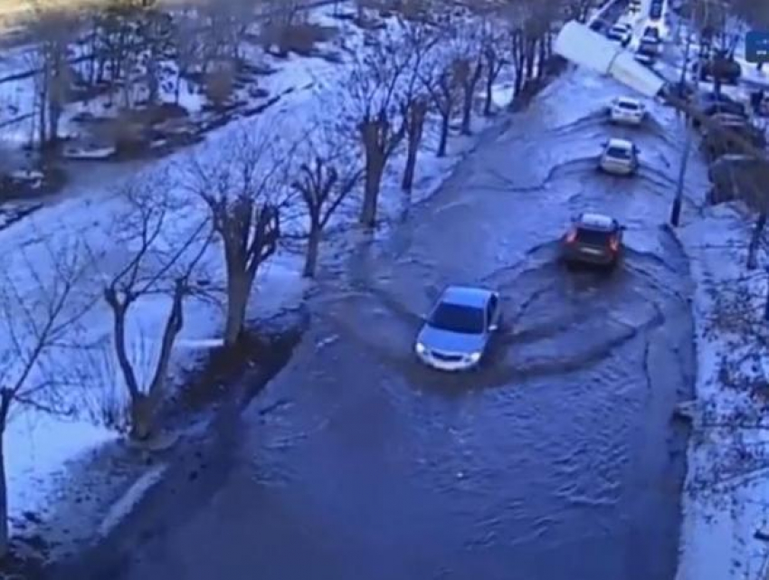 Знаменитую «реку» на Пушкина в Волжском сняли с высоты птичьего полета