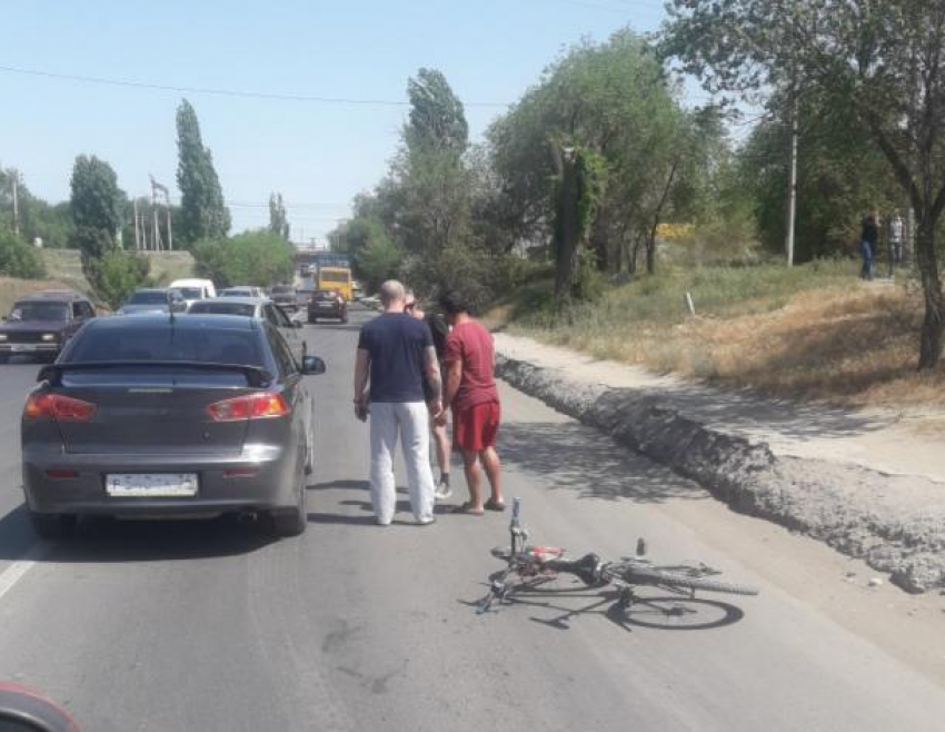 В Волжском очередной велосипедист бросился под машину