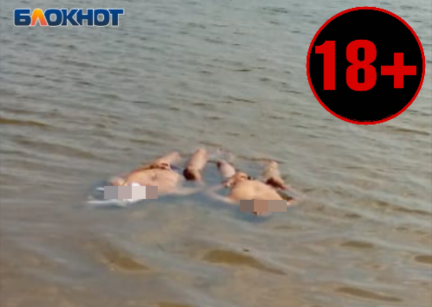 Тела утонувших мужчин третий час не убирают с многолюдного пляжа в Волжском
