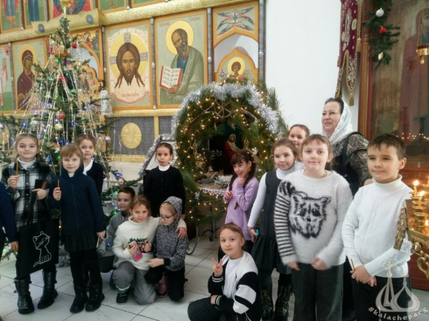 Первоклашек встретили в соборном храме Волжского