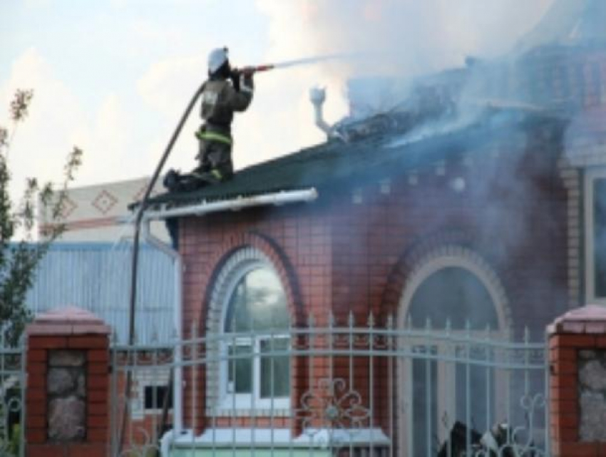 Из горящего дома эвакуировали 20 человек в Волжском