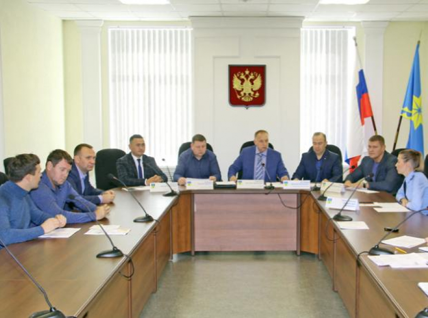Активные граждане «навели» депутатов на самые проблемные дороги Волжского