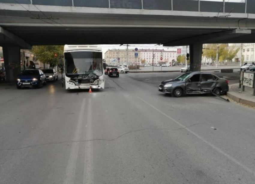 Автобус врезался в легковушку в центре Волгограда: видео