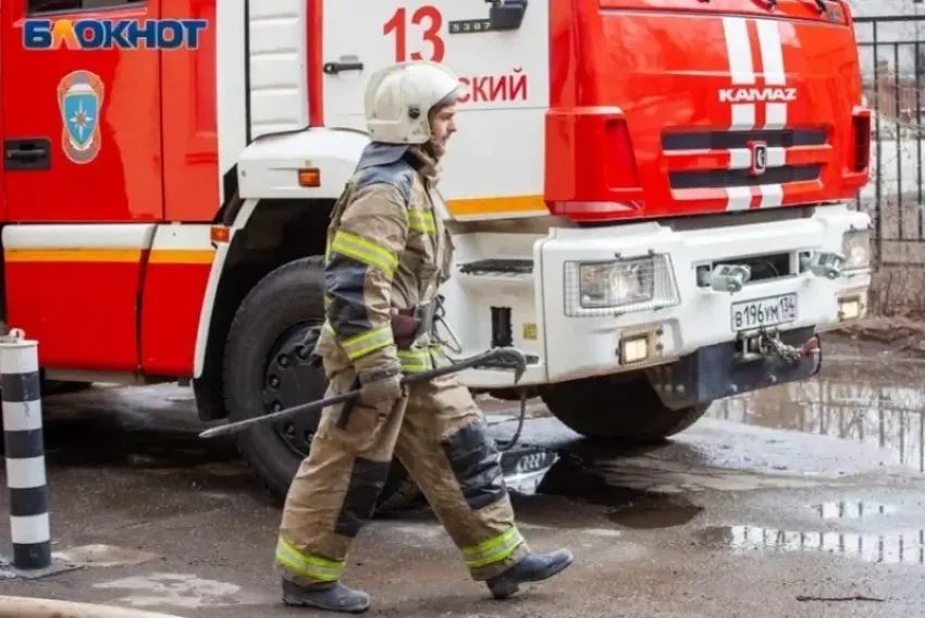 Пожар близ Волжского: зарядное устройство спалило хозяйственную постройку