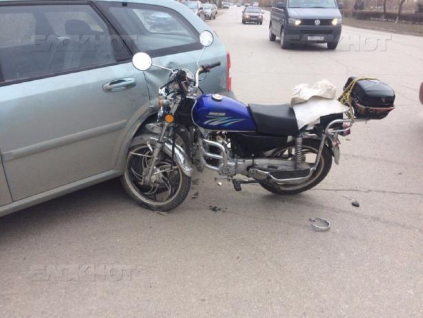 На въезде в Волжский мотоциклист влетел в отечественный «ВАЗ"