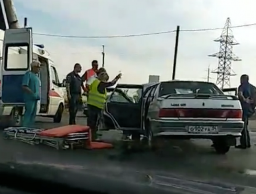 Водителя «пятнадцатой» откачивали после ДТП посреди дороги в Волжском