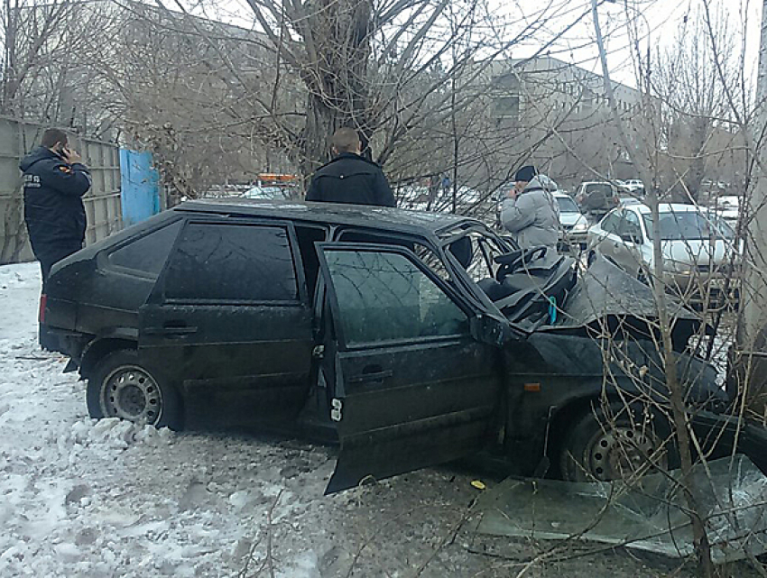   Компания молодежи разбила в хлам «четырнадцатую», врезавшись в столб в Волжском