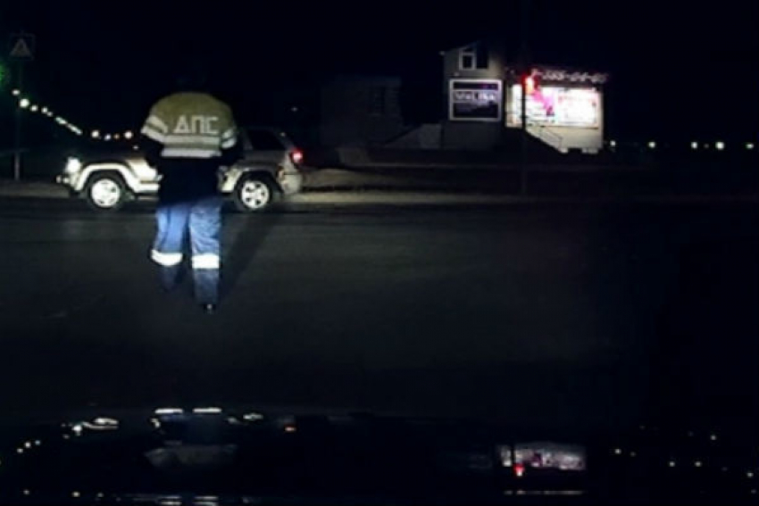 В Волжском пьяный водитель пытался скрыться от сотрудников ДПС