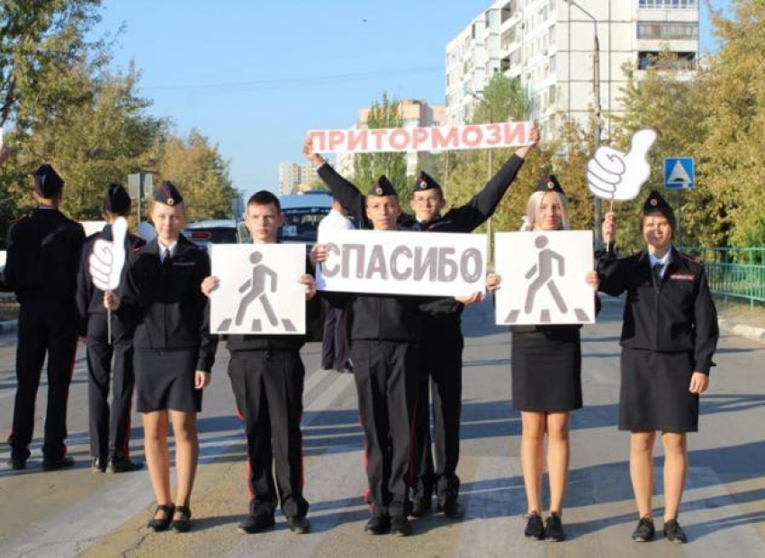 Школьники вышли на улицы Волжского со слоганами и плакатами