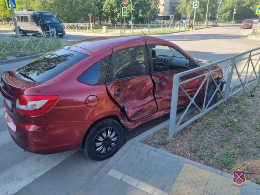 Мужчины не поделили дорогу на перекрестке в Волжском: один из участников ДТП в больнице