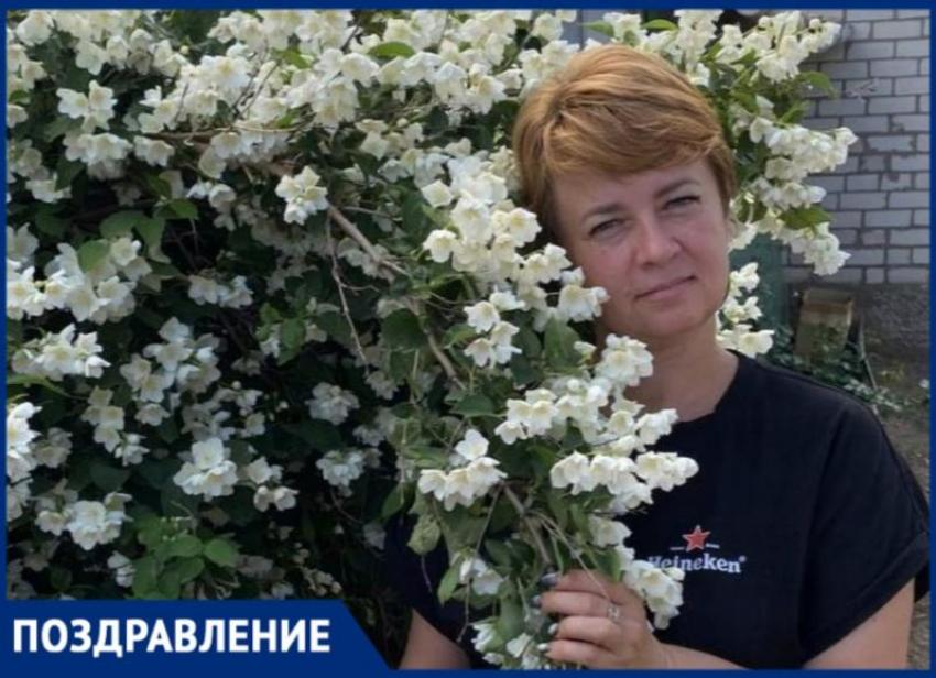 Воспитателя Наталью Ефремову поздравляют с праздником