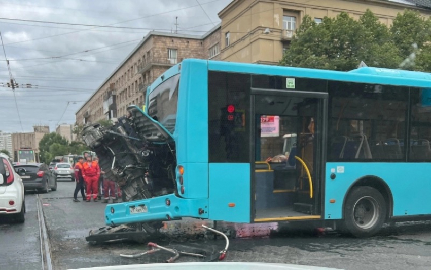 Из волжского автобуса «вывалился» двигатель в Питере 