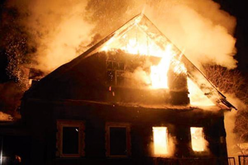 В Заплавном неподалеку от Волжского в частном доме сгорел чердак