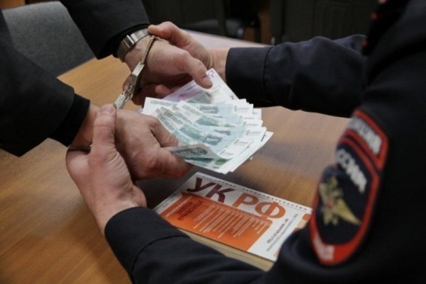 В Волгограде полицейский получил взятку в 1 млн рублей