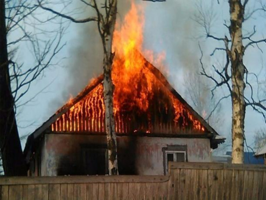 Неизвестные подожгли дом в Среднеахтубинском районе
