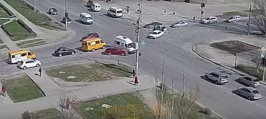 В Волжском на перекрестке улиц Мира и Оломоуцкой произошло два ДТП