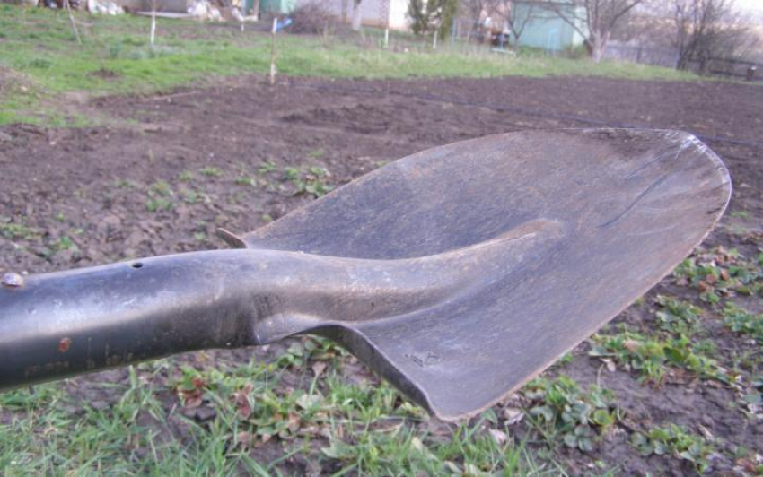 В Быковском районе селянин раскрошил череп должника лопатой