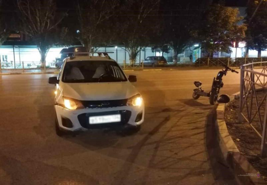 Самокатчика сбил водитель Lada у рынка в Волжском