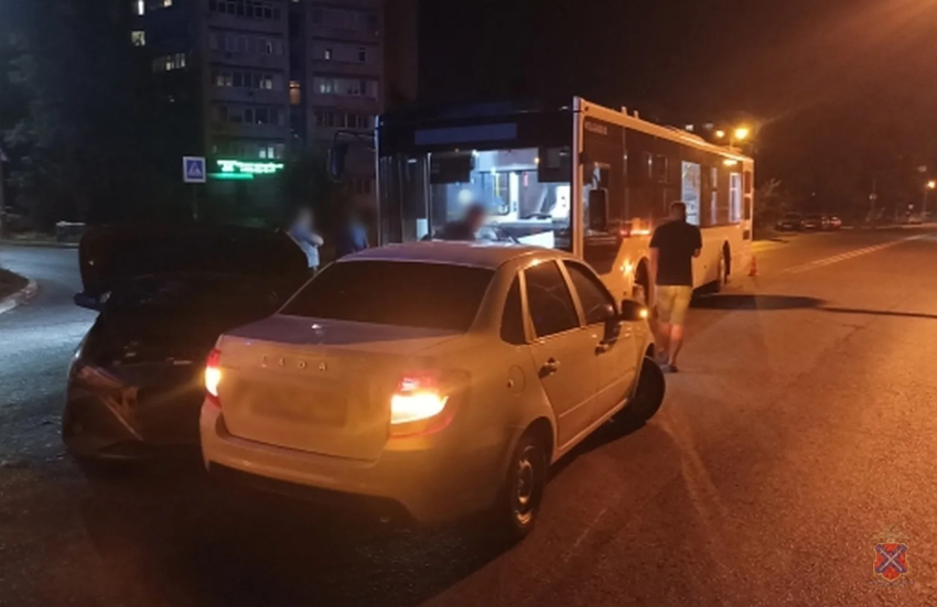 Массовое ДТП в Волжском: пострадали водитель и четверо пассажиров автобуса, включая троих детей