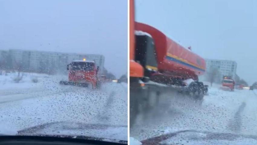 В Волжском наконец-то очистят дорогу от снега: видео